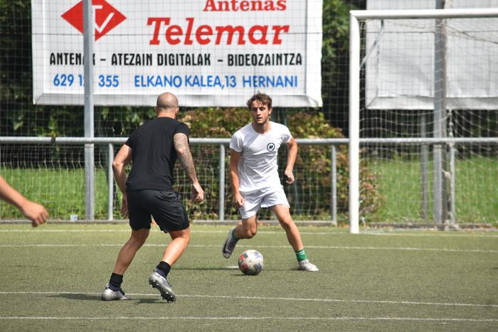 Larunbatean izango da presoen aldeko futbol 7 txapelketa