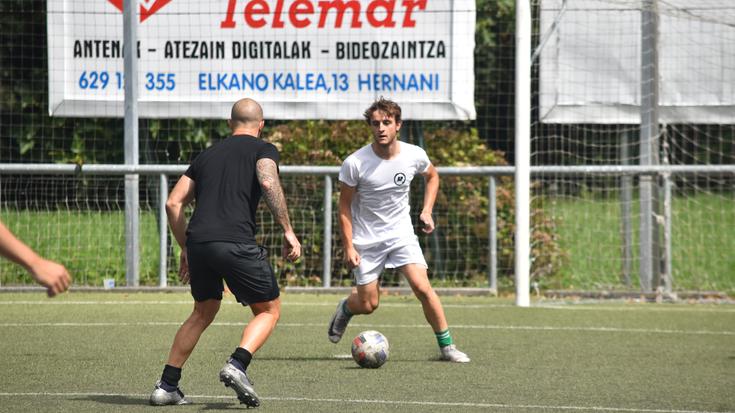 Larunbatean izango da presoen aldeko futbol 7 txapelketa