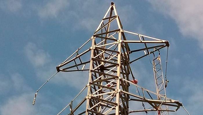 Ez dira gaur egingo aireko linea elektrikoa kentzeko lanak