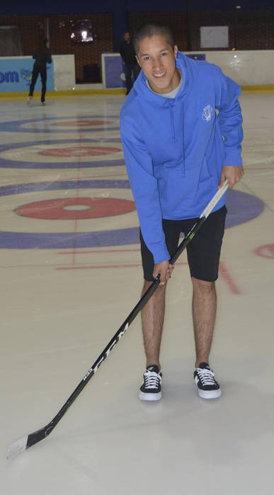 «Bost urterekin hasi nintzen izotz hockeian»