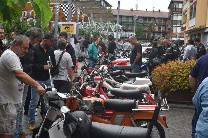Moto klasikoen erakusketa izango da igandean, Emakumeon Plazan