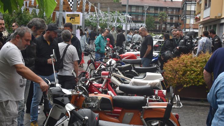 Moto klasikoen erakusketa izango da igandean, Emakumeon Plazan