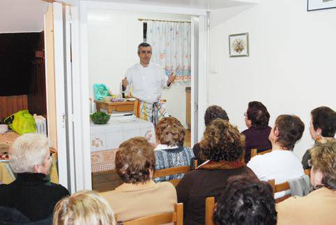 Iñaki Ubiriarekin 
sukaldatzen ikasten ari dira Gure Etxolan