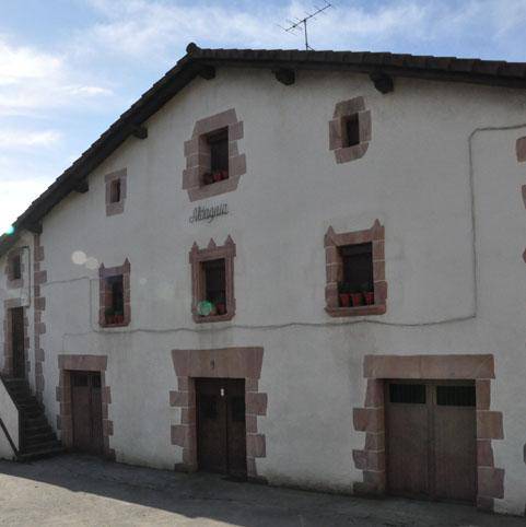 Sagardotegi, baserri eta sagarrondo artean, Urumea bazterrean