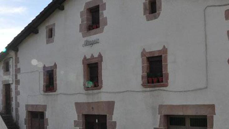 Sagardotegi, baserri eta sagarrondo artean, Urumea bazterrean