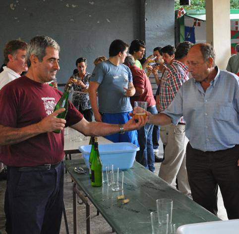 Festetako egitaraua banatzen eta 
bazkarirako izenak hartzen, igandean
