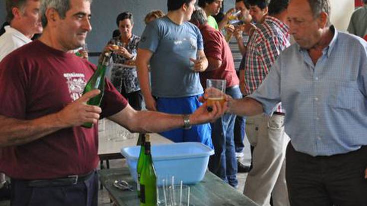 Festetako egitaraua banatzen eta 
bazkarirako izenak hartzen, igandean
