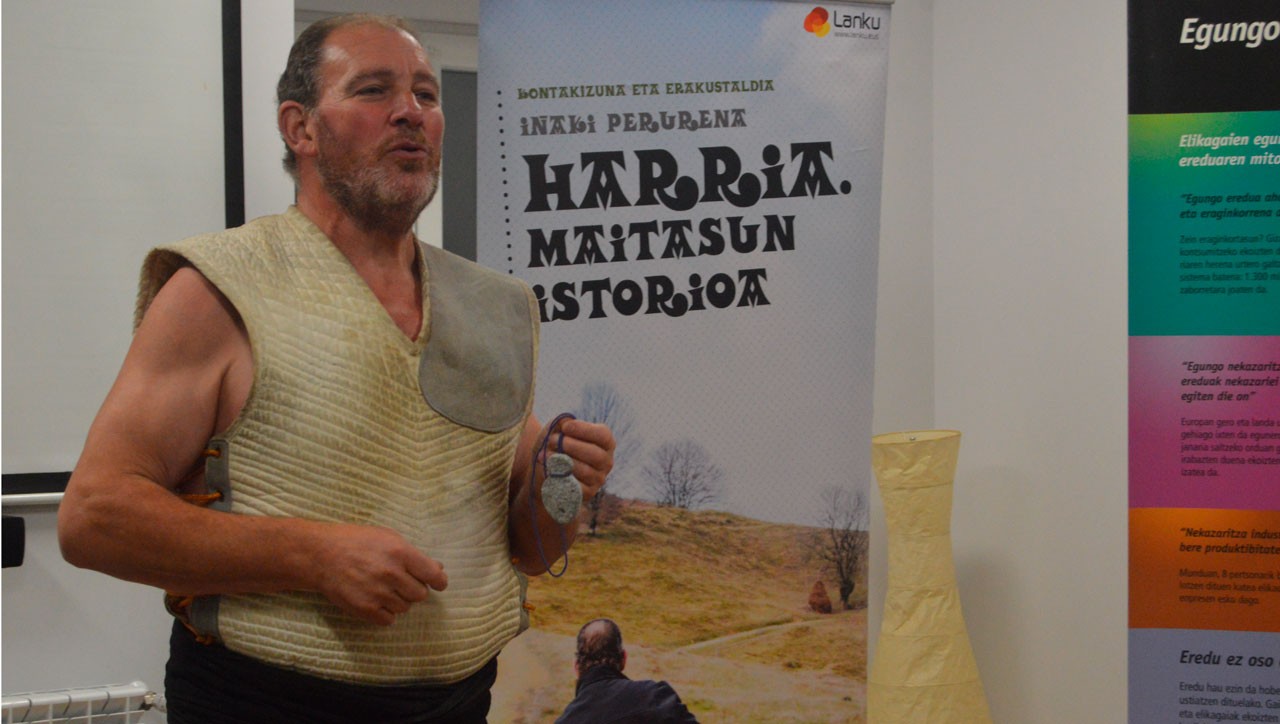 Harriari maitasunez, eta sabelari taloen goxotasunez