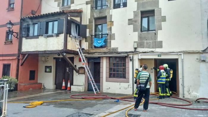 Kable baten txispazoak eragin zuen sua, Ergobiako etxean