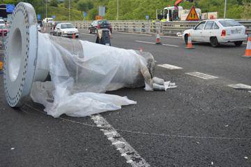  A15ean kamioi batek bobina bat galdu du