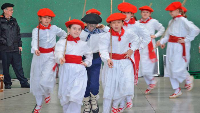 Lapiko eta zartagiei kolpeka agurtuko dute larunbatean, mozorroen festa