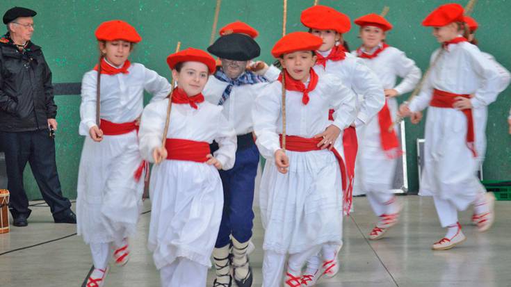 Lapiko eta zartagiei kolpeka agurtuko dute larunbatean, mozorroen festa