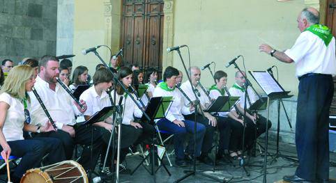 Txistulari eta Musika Bandak Patroiaren 
omenezko kontzertuak eskaini zituzten atzo
