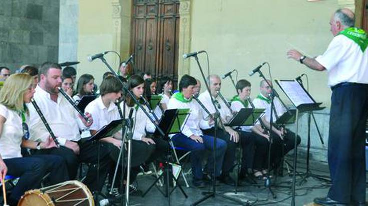 Txistulari eta Musika Bandak Patroiaren 
omenezko kontzertuak eskaini zituzten atzo
