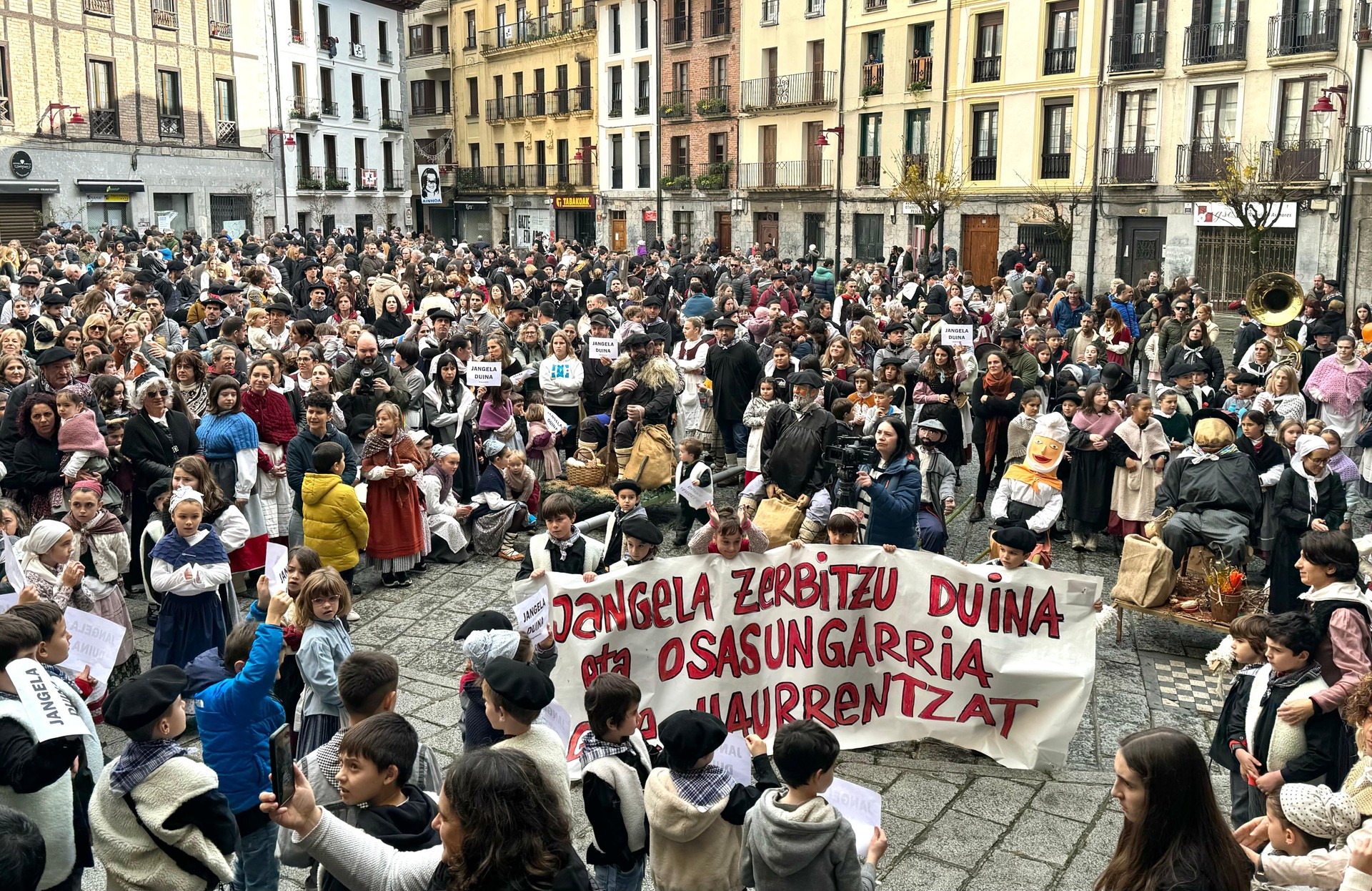 Jantoki zerbitzu duin baten eskaera, Olentzerori eta Mari Domingiri