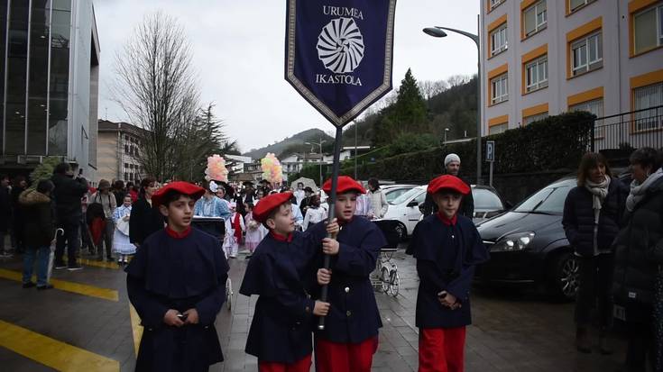 Iñude eta Artzaien konpartsa Hernaniko kaleetan barrena, Inauteriei hasiera emateko