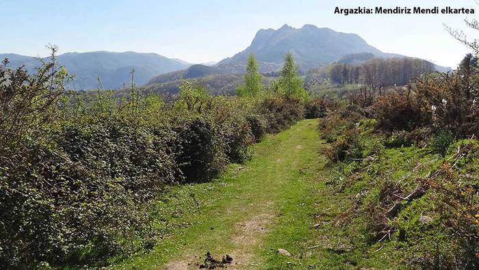 Pirinioetara bi txango Mendiriz Mendik, oinez eta eskien gainean