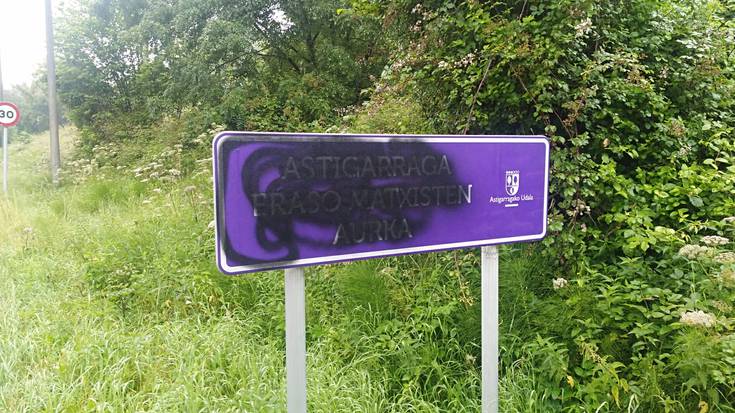 Beste pintada bat egin dute seinalean, eta salatzeko elkarretaratzea deitu dute gaur