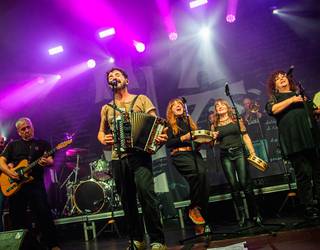 Denboran atzera, Etzakiten erritmora