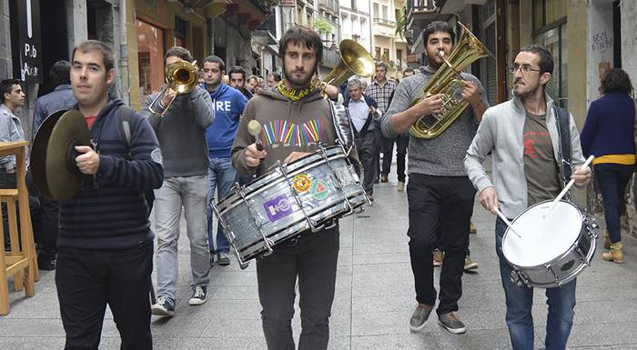 Kalejira eta omenaldia, urteurrenean