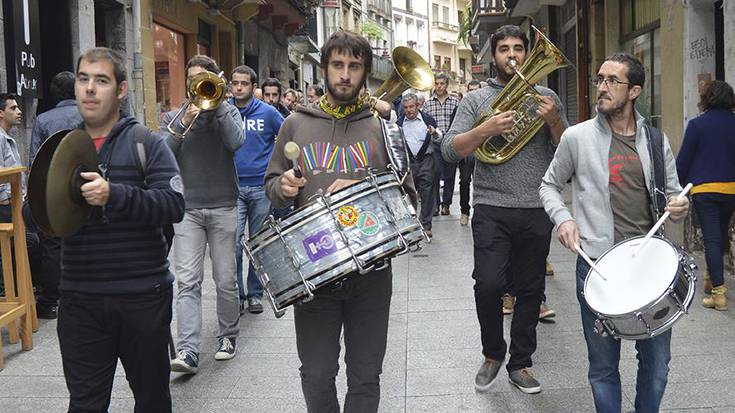 Kalejira eta omenaldia, urteurrenean