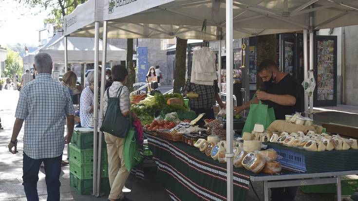 Hileko bigarren larunbata izanda, bi azokak jarriko dituzte bihar Plaza Berrin eta Urbietan