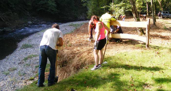 Herritar ugarik egin zuen bat Mendarazko erreka txokoa txukuntzeko