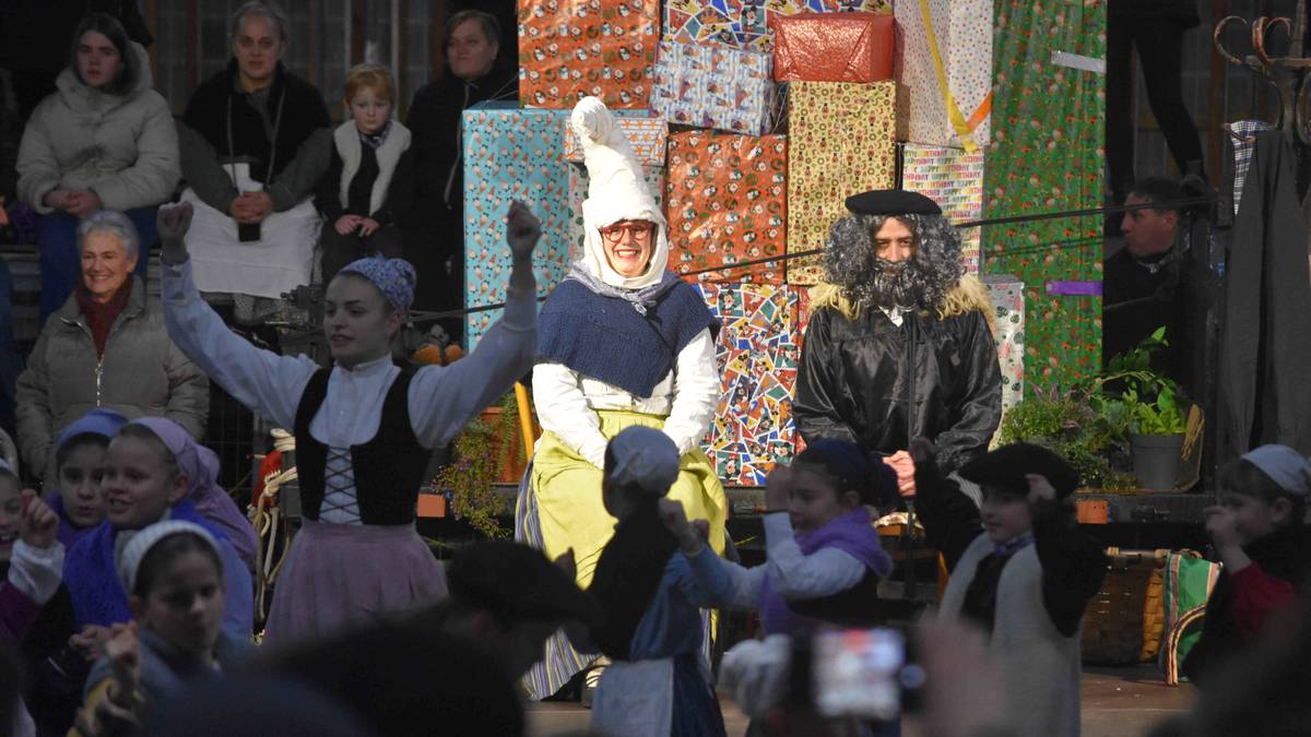 Festa giroan iritsi ziren Olentzero eta Mari Domingi, eguraldi petralarekin ere