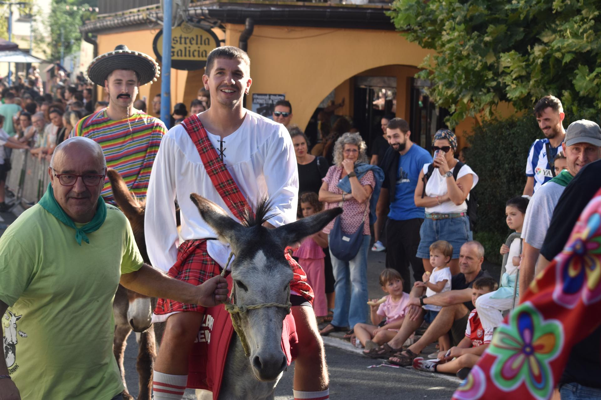 Sagardo dastaketa eta herri kirolak,  euritan dantzan jaiei amaiera emateko