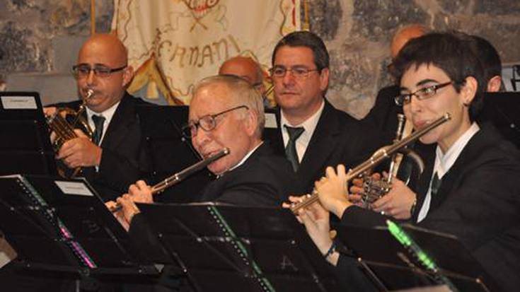 Santa Zeziliak ez ezik, herritarrek ere gustora hartu zuten atzoko emanaldia