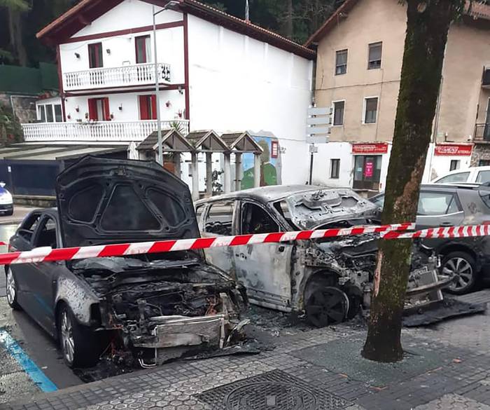 Astigarragako auto batean piztutako sute batek kalteak eragin ditu beste lau ibilgailutan