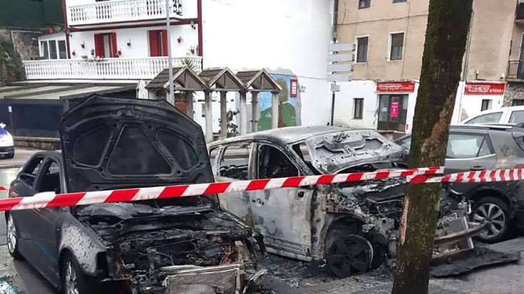 Astigarragako auto batean piztutako sute batek kalteak eragin ditu beste lau ibilgailutan