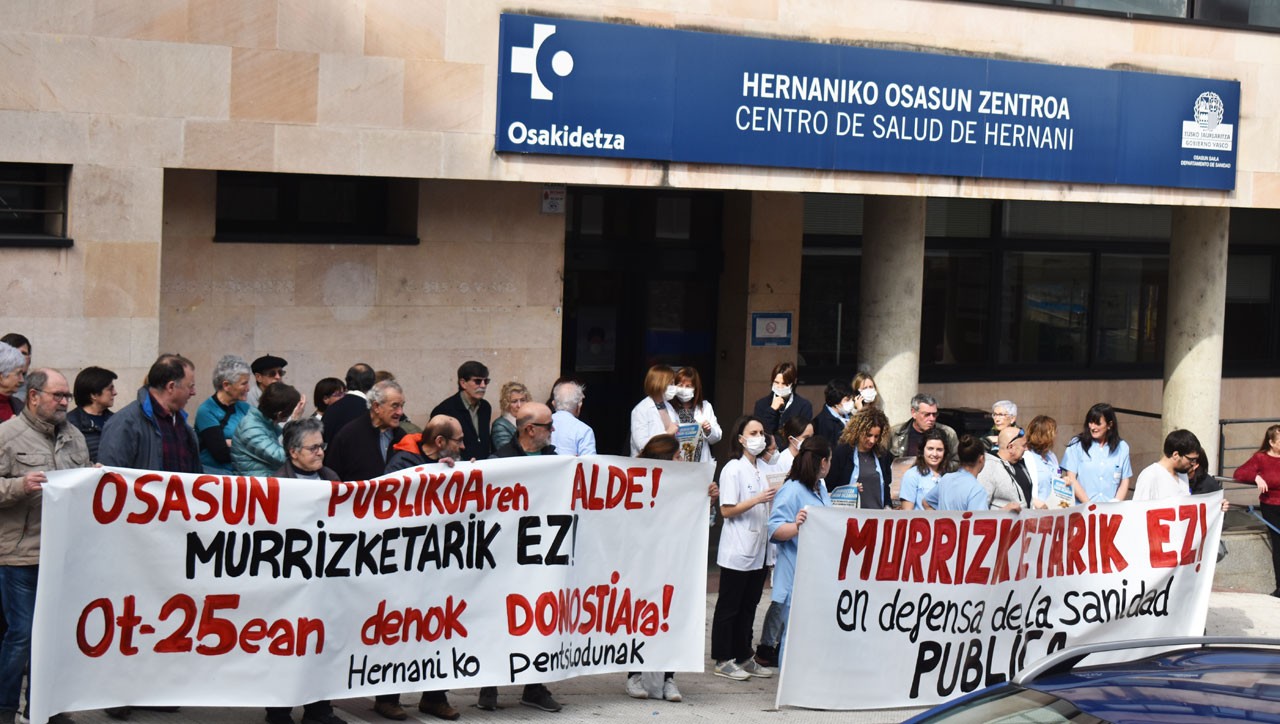 «Kudeaketaz eta kolapsoaz» kexatu ziren atzo, anbulategietan