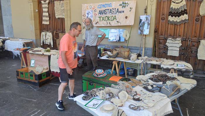 Artisau erakusketa jartzea debekatu izana salatu dute