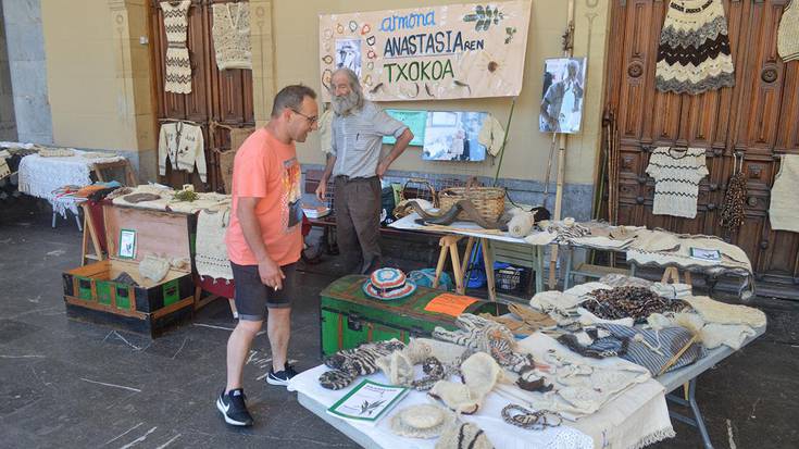 Artisau erakusketa jartzea debekatu izana salatu dute