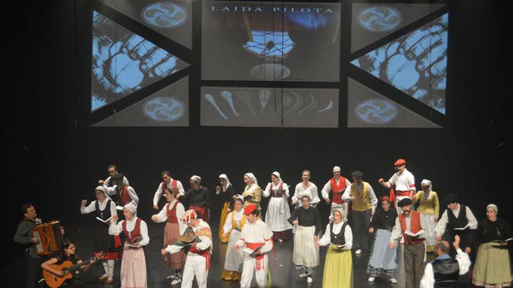 «Bertsoa, dantza, pilota... elkarri lotzen ditut»