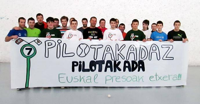 Pilota txapelketa sakabanaketaren aurka, eta barrikotea presoen alde
