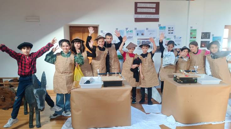 Udaletxeko ganbara burdinola bihurtu dute