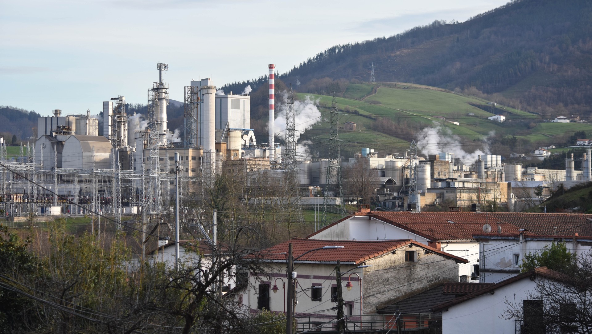 Bi langile larri zaurituta, Zikuñaga Papeleran izandako istripu batean