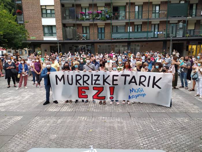 Mugi Astigarraga autobus publiko duinaren alde sinadurak biltzen ari da, irailera arte