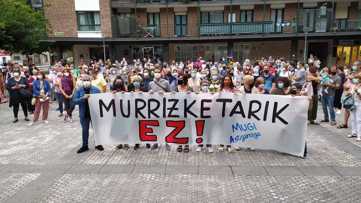 Mugi Astigarraga autobus publiko duinaren alde sinadurak biltzen ari da, irailera arte
