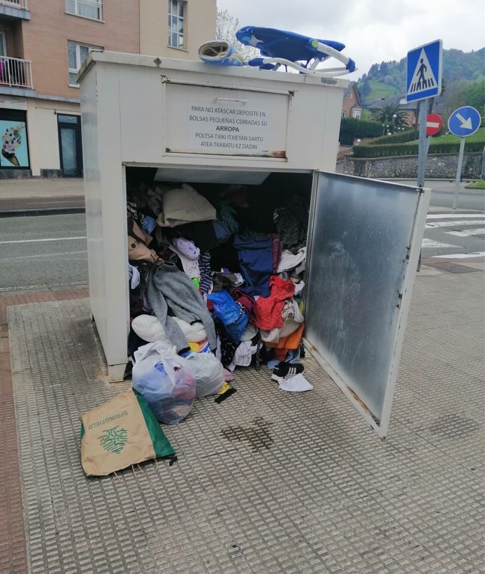 Antziolako bizilagunak nazkatuta daude, kontainerraren egoerarekin