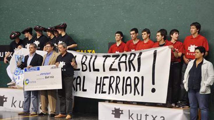Azpeitiara eraman dituzte txapelak