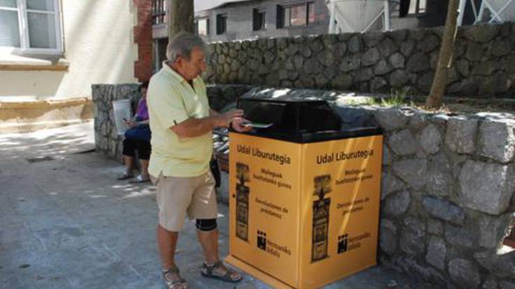 Liburuak bueltatzeko buzoia 
jarri dute Biteri kanpoan 