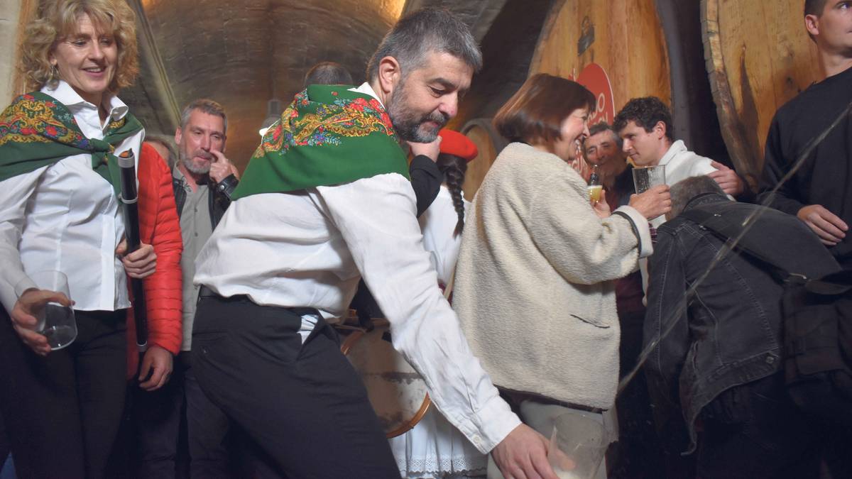 Sagardoa pizgarri eta umorea bixigarri, kupel arteko lagun giroan