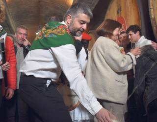 Sagardoa pizgarri eta umorea bixigarri, kupel arteko lagun giroan