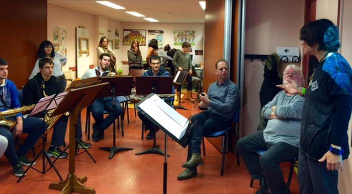 Musikari alemaniarrak Hernanin, Emusik jaialdia prestatzen