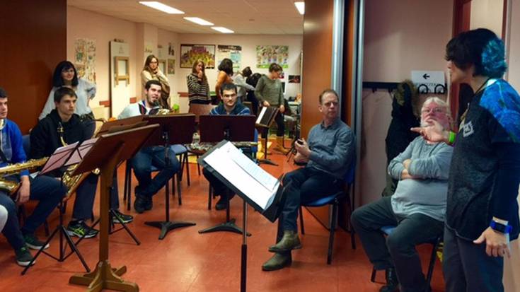 Musikari alemaniarrak Hernanin, Emusik jaialdia prestatzen