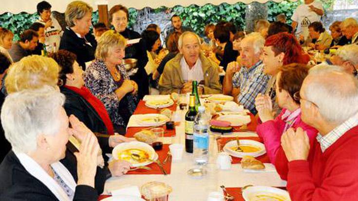 Angel Olaranekin batera, berrehun lagun inguru bildu ziren atzo elkartasun bazkarian