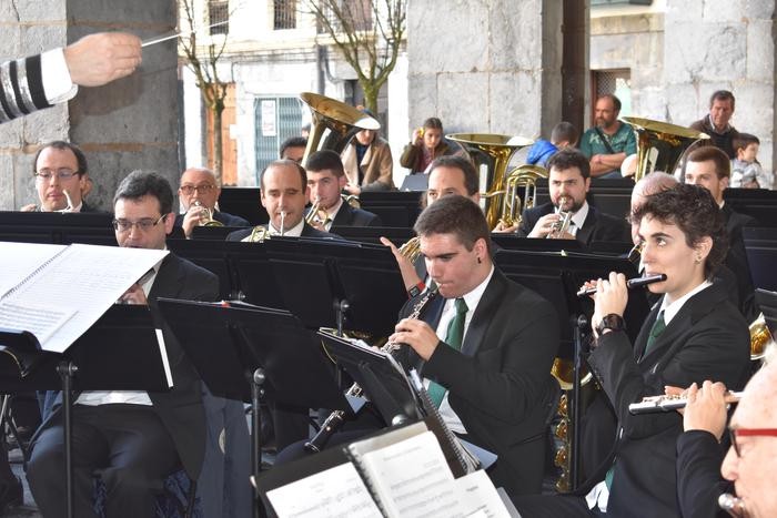 Santa Zeziliako kontzertu berezia gaur Musika Bandak, udaletxeko arkupeetan